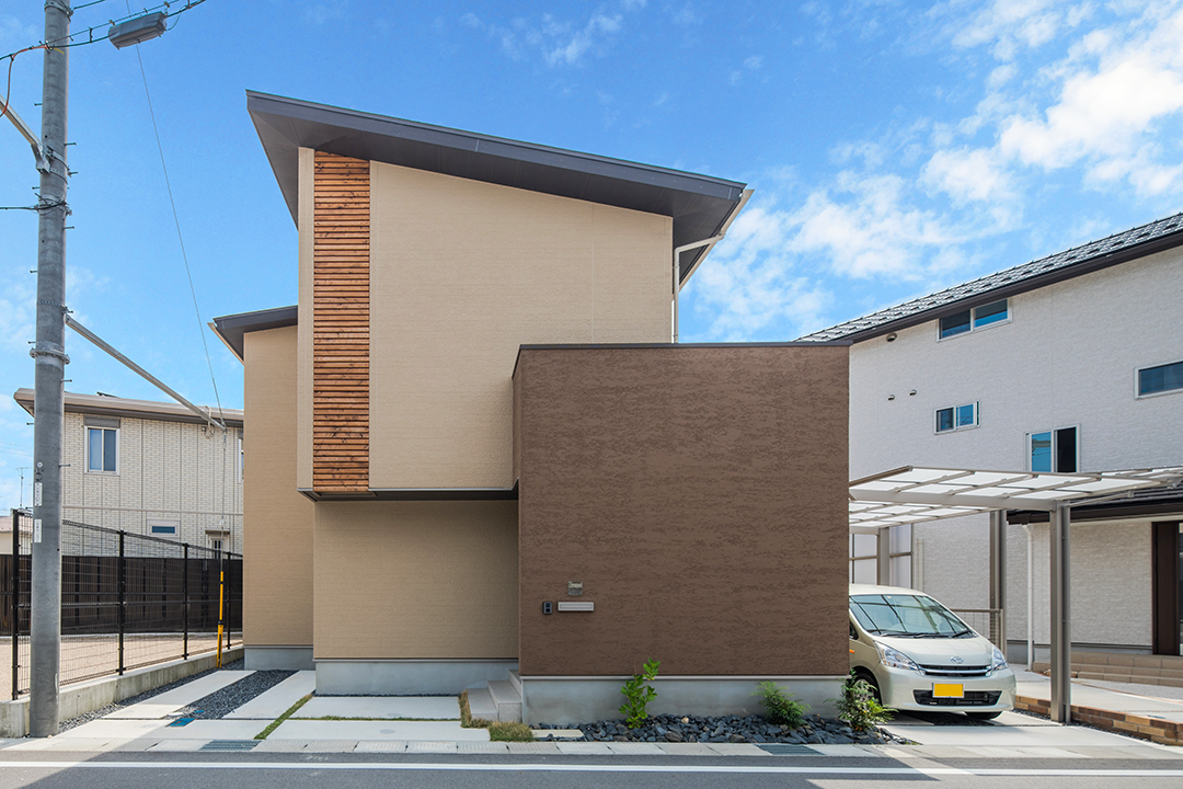落ち着いた色味の組み合わせで流れ屋根のある外観　
